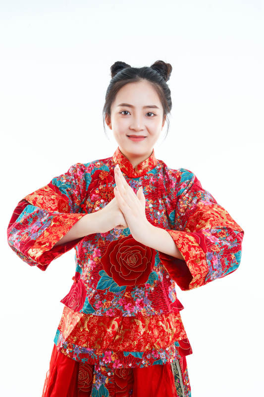 身穿中国秀禾服手撑油纸伞的亚洲女性模特图片