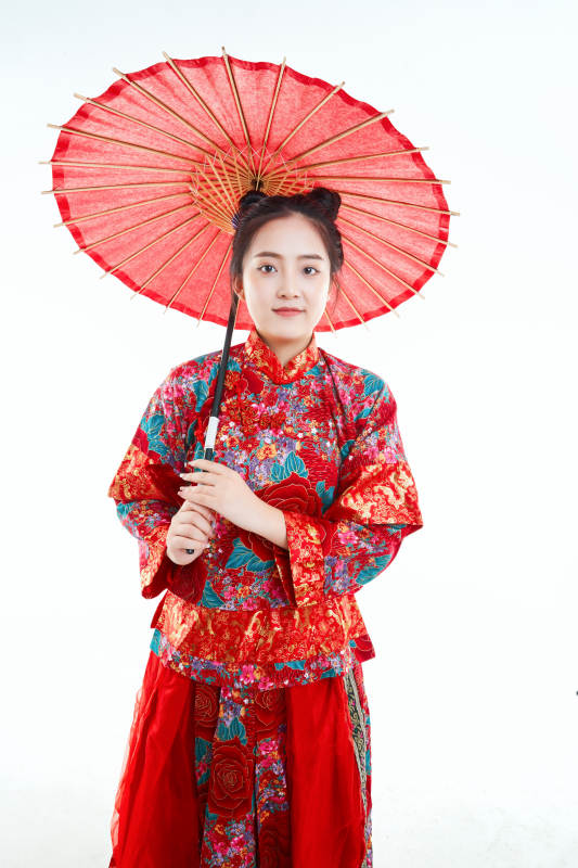 身穿中国秀禾服手撑油纸伞的亚洲女性模特图片