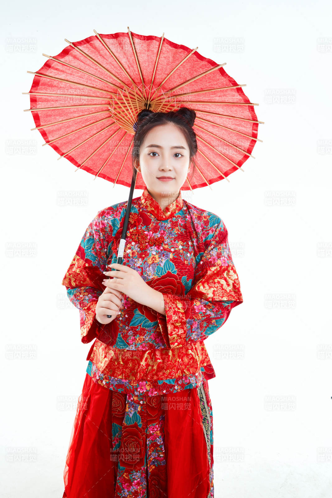 身穿中国秀禾服手撑油纸伞的亚洲女性模特图片