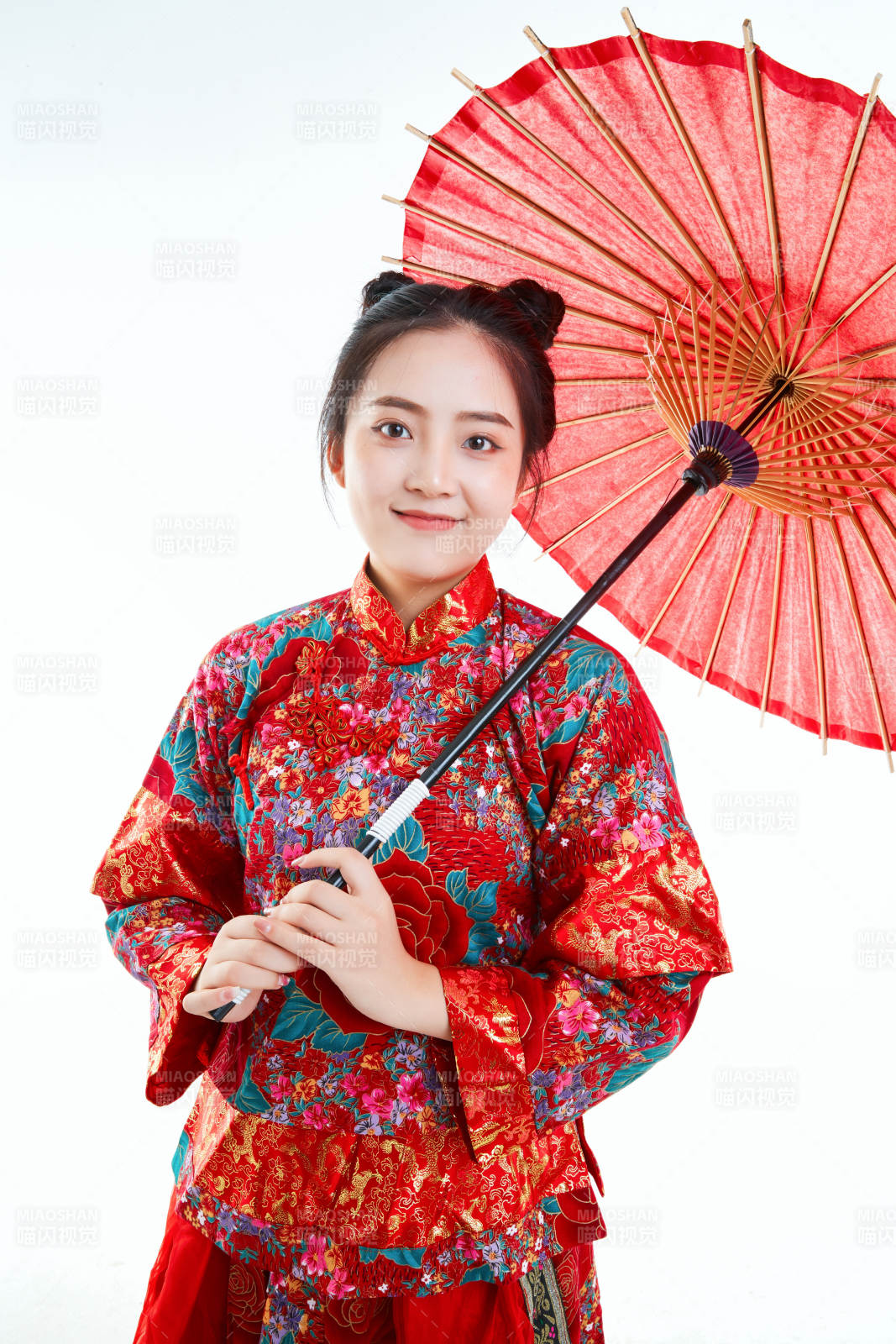 身穿中国秀禾服手撑油纸伞的亚洲女性模特图片