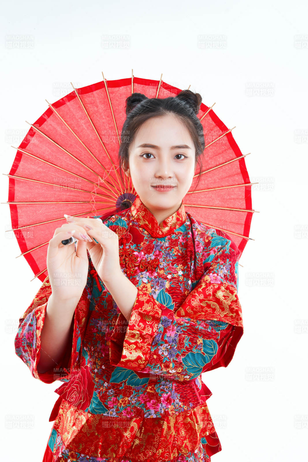 身穿中国秀禾服手撑油纸伞的亚洲女性模特图片