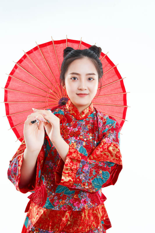 身穿中国秀禾服手撑油纸伞的亚洲女性模特图片