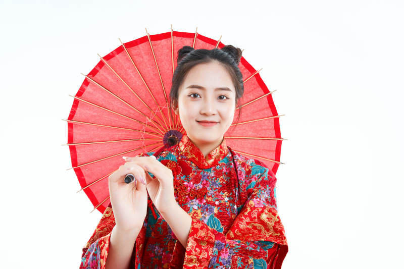 身穿中国秀禾服手撑油纸伞的亚洲女性模特图片
