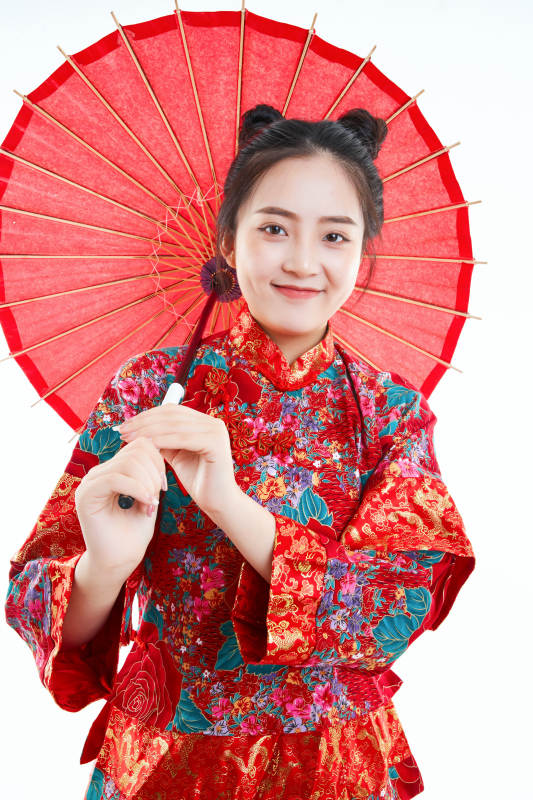 身穿中国秀禾服手撑油纸伞的亚洲女性模特图片