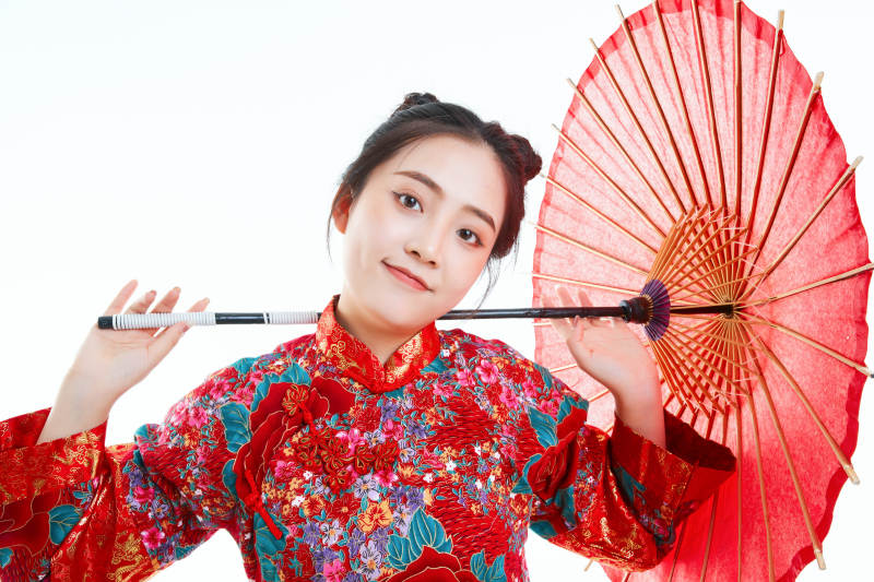身穿中国秀禾服手撑油纸伞的亚洲女性模特图片