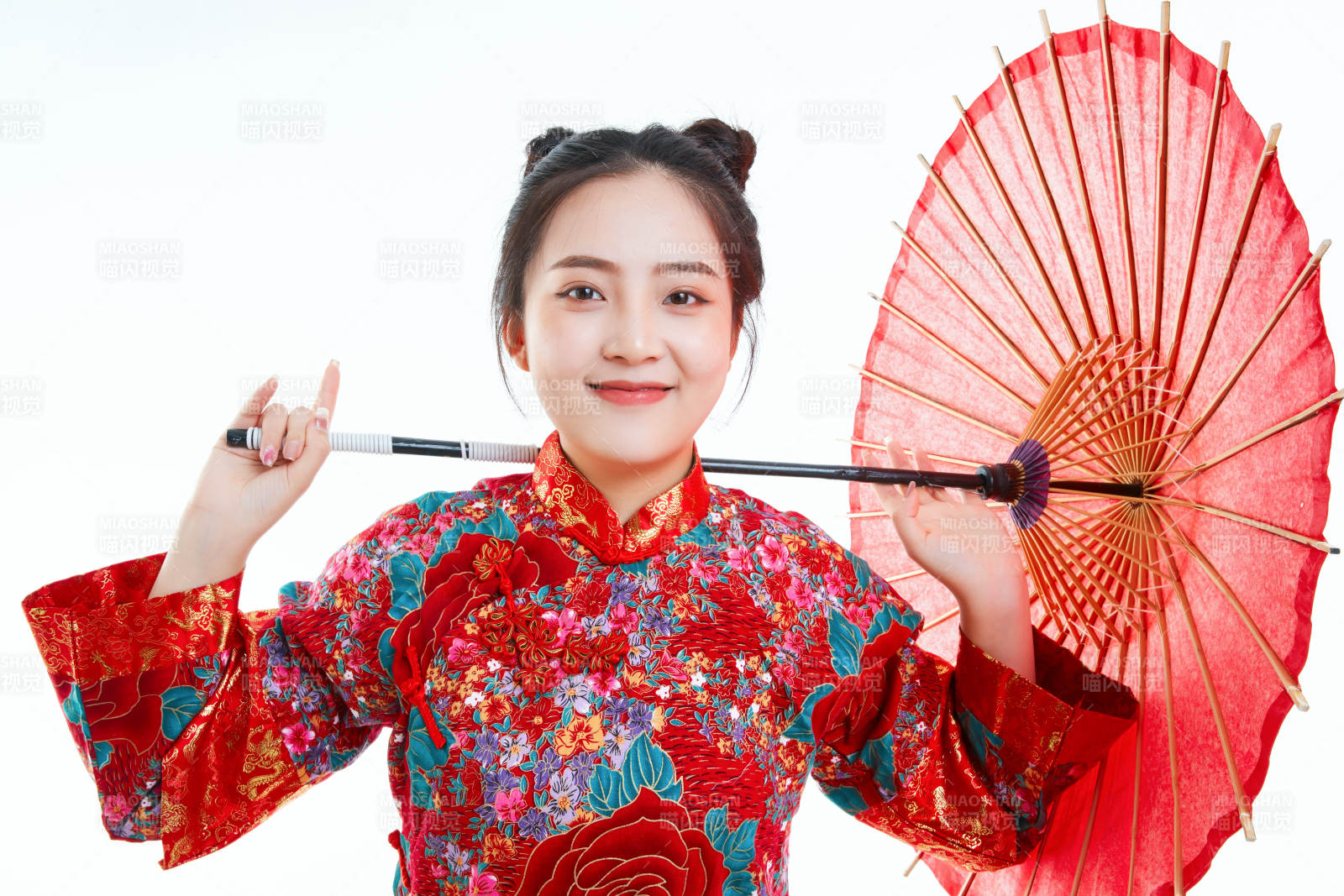 身穿中国秀禾服手撑油纸伞的亚洲女性模特图片