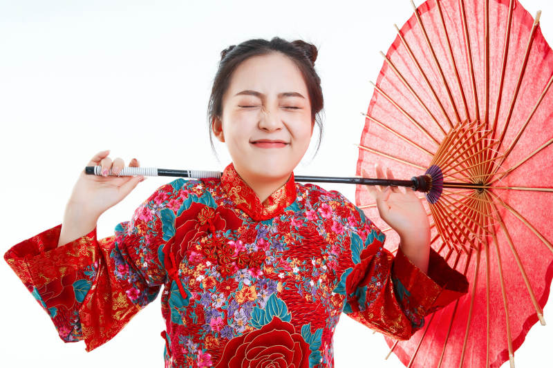 身穿中国秀禾服手撑油纸伞的亚洲女性模特图片