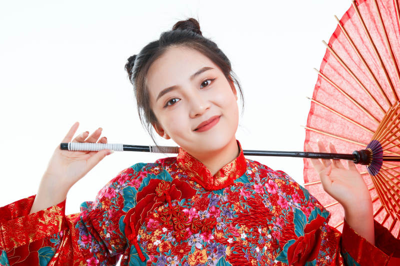 身穿中国秀禾服手撑油纸伞的亚洲女性模特图片