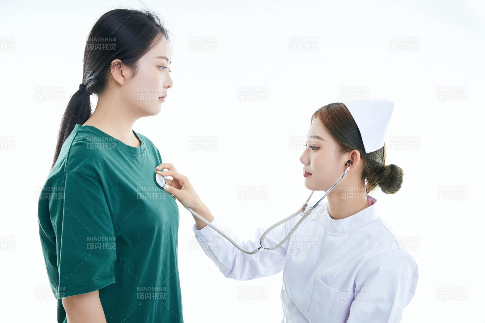 佩戴听诊器的女性医护人员为患者听诊检查图片