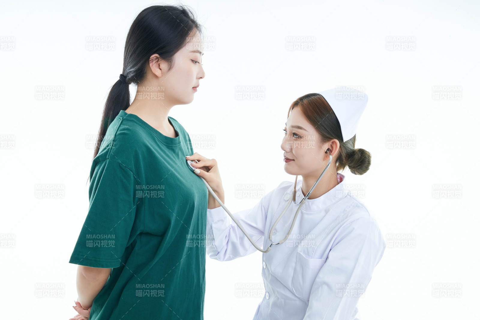 佩戴听诊器的女性医护人员为患者听诊检查图片