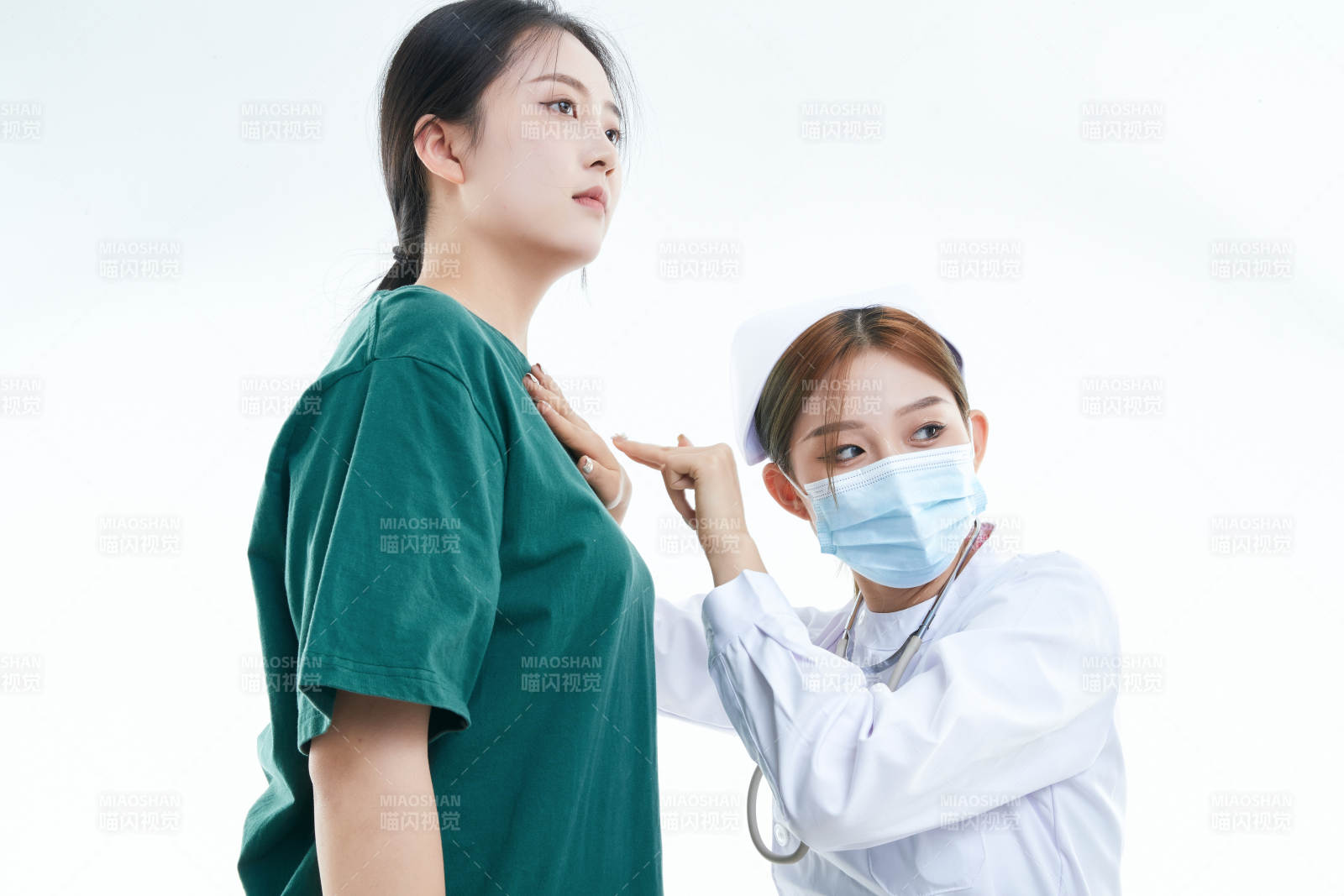 佩戴听诊器的女性医护人员为患者听诊检查图片