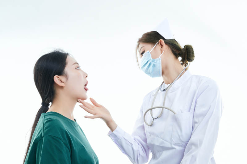 佩戴听诊器的女性医护人员为患者听诊检查图片