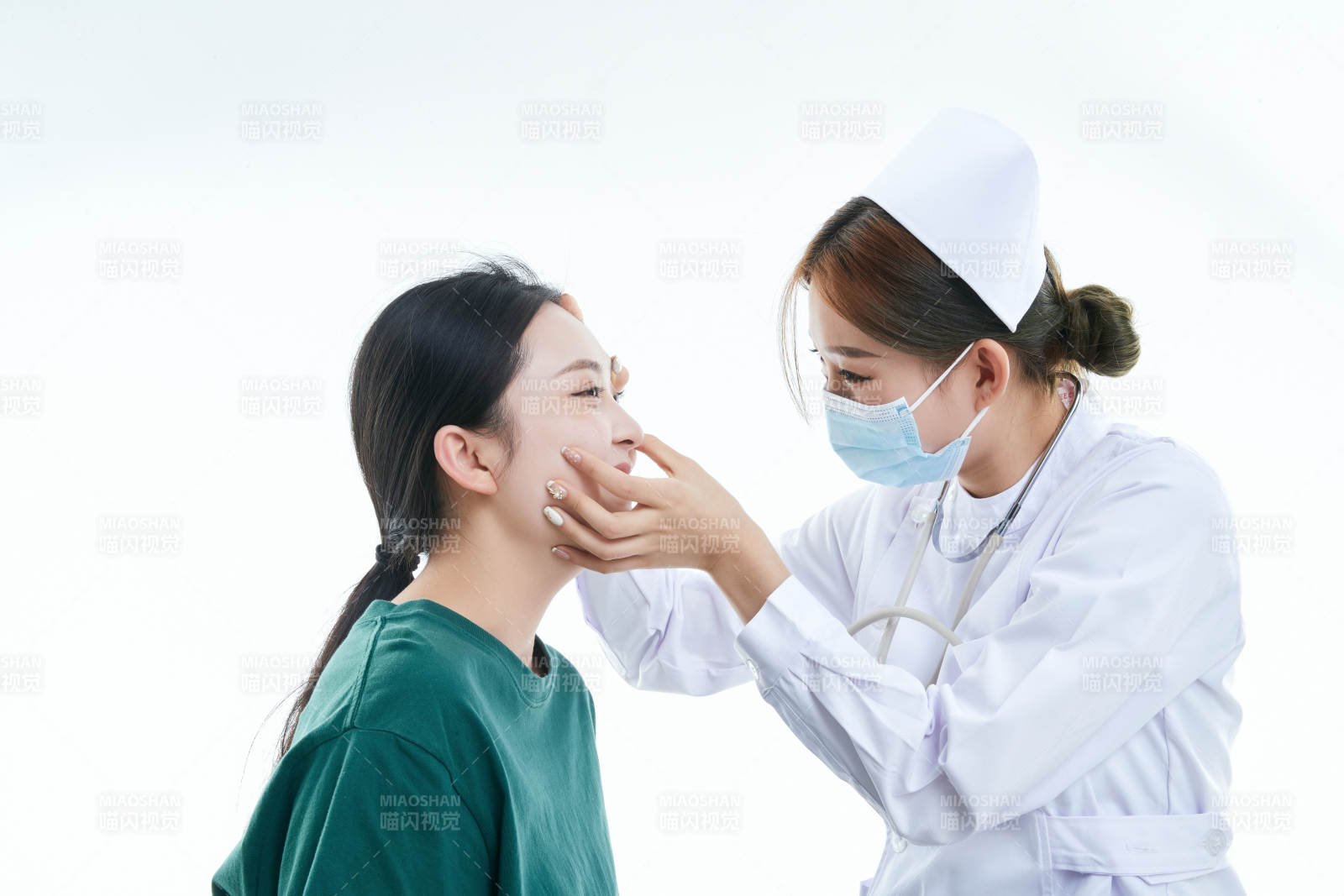 佩戴听诊器的女性医护人员为患者听诊检查图片