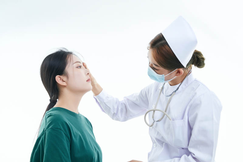 佩戴听诊器的女性医护人员为患者听诊检查图片