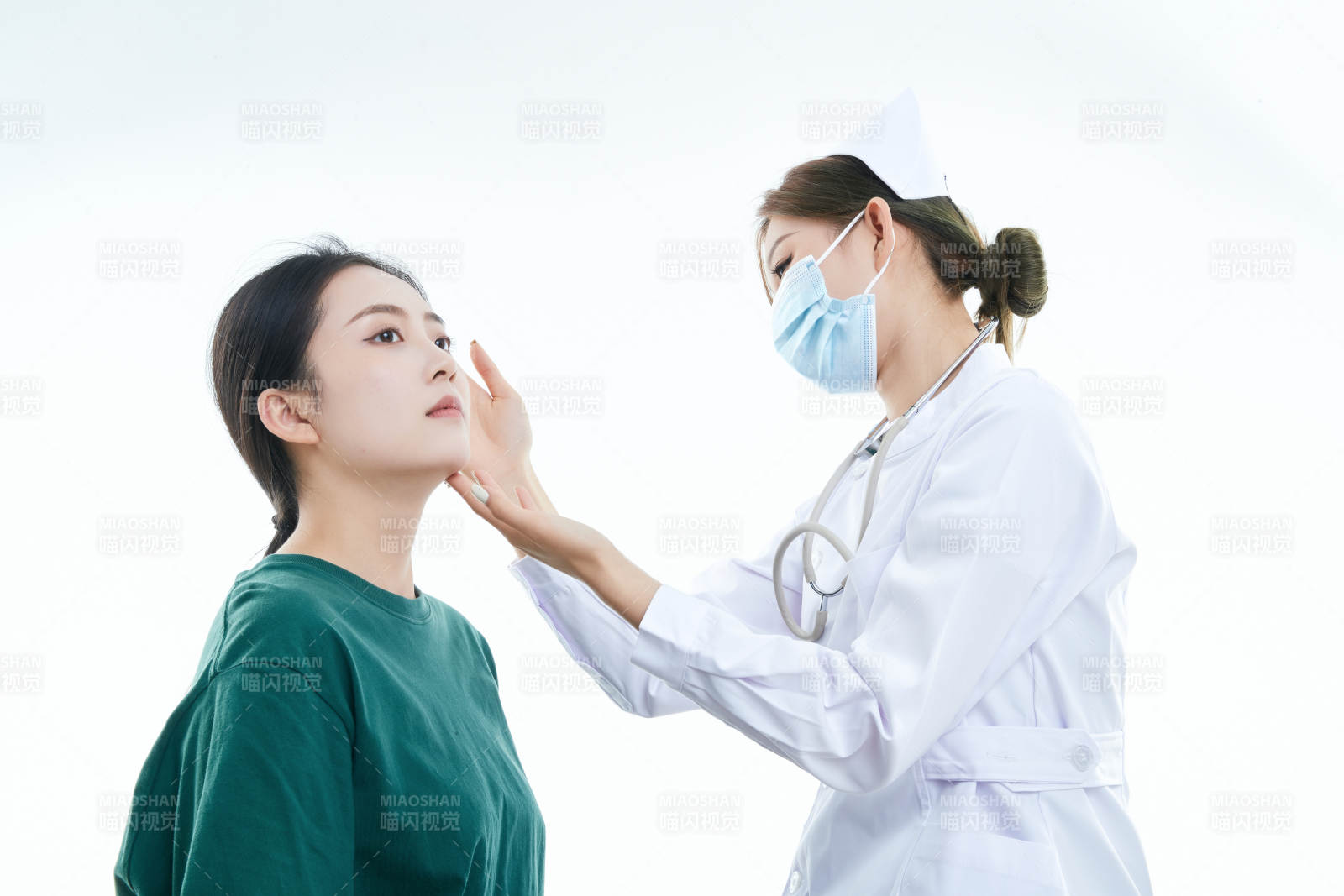 佩戴听诊器的女性医护人员为患者听诊检查图片