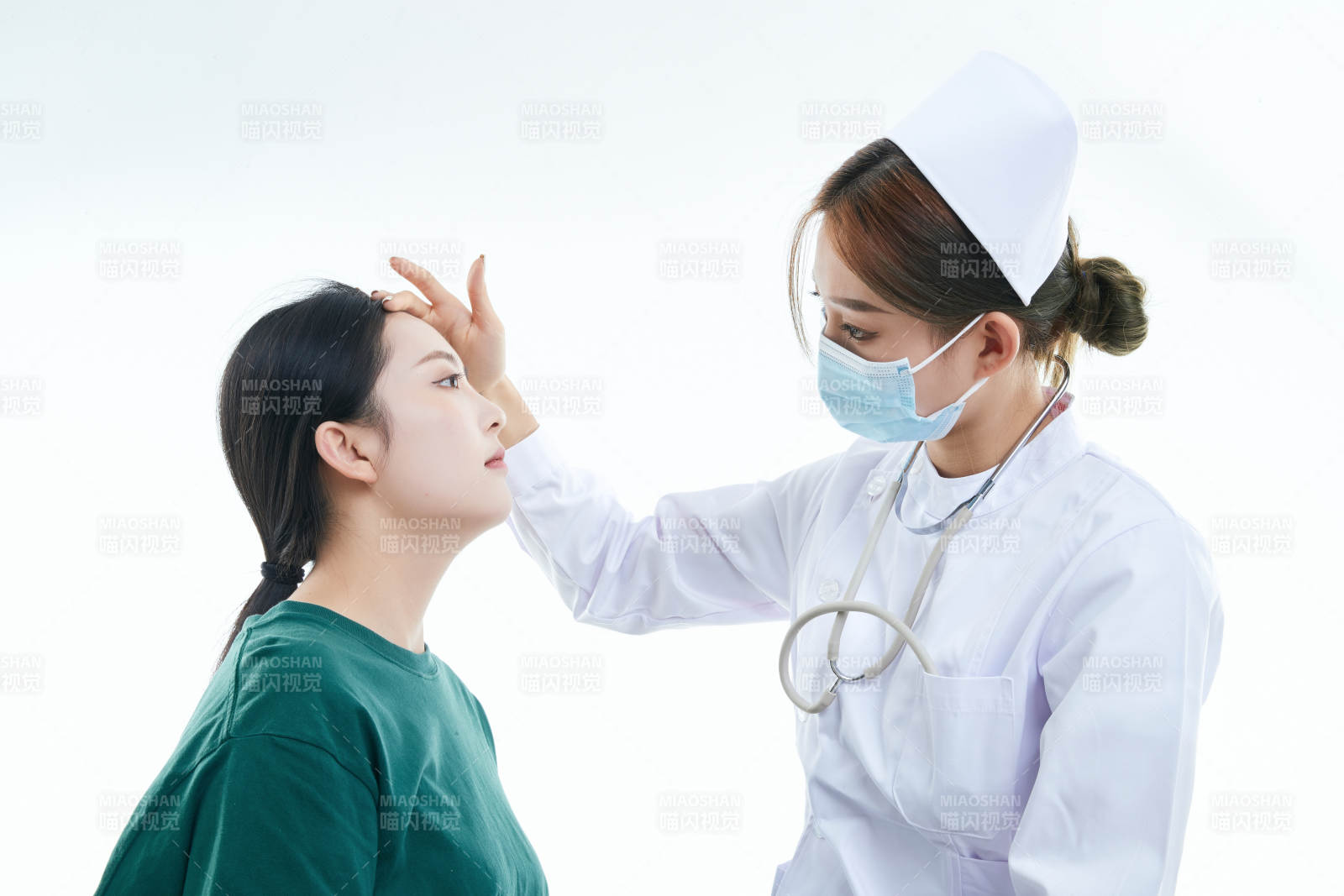 佩戴听诊器的女性医护人员为患者听诊检查图片