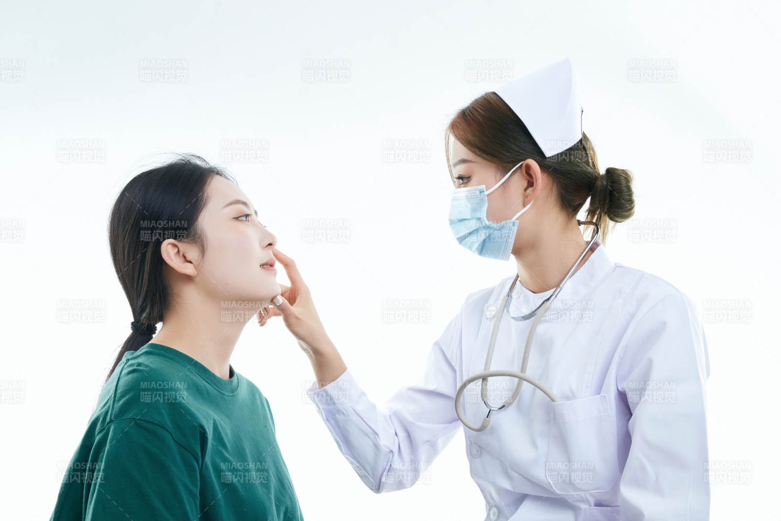 佩戴听诊器的女性医护人员为患者听诊检查图片