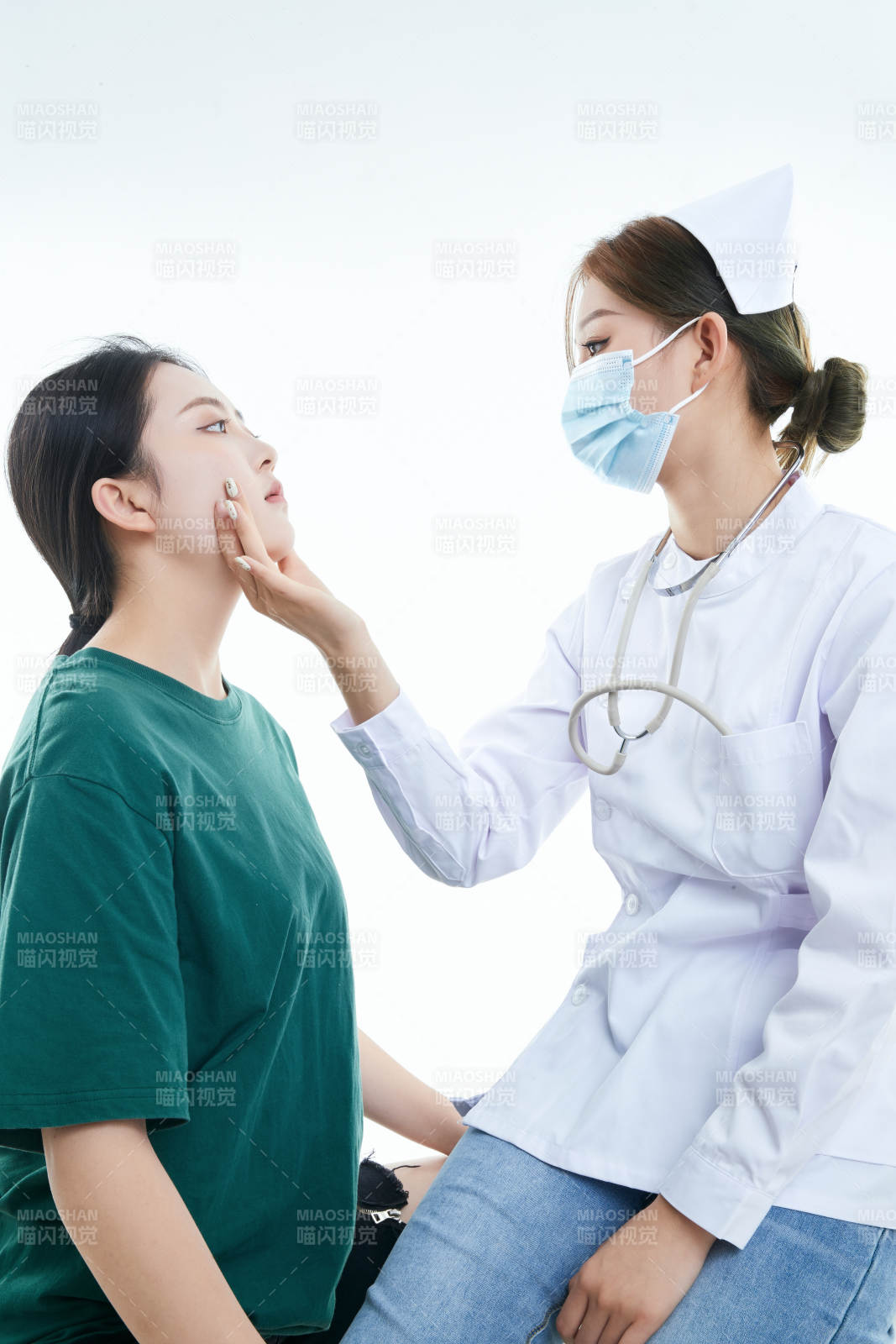 佩戴听诊器的女性医护人员为患者听诊检查图片