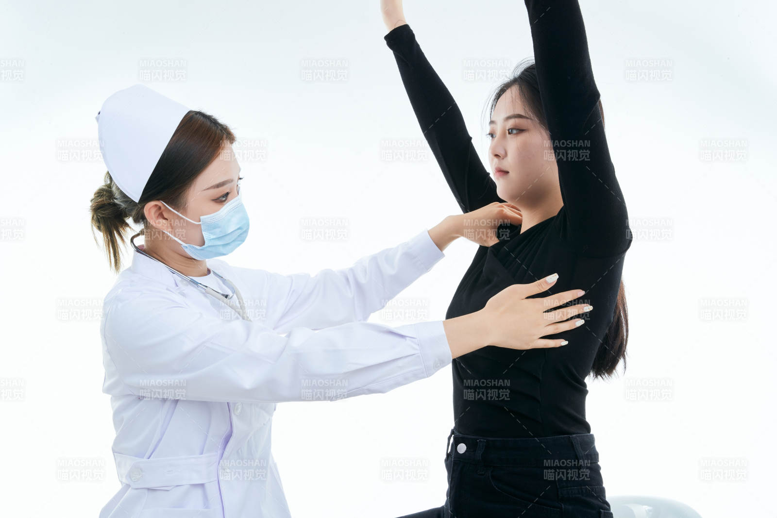 年轻的女性医护人员为患者进行胸部检查图片