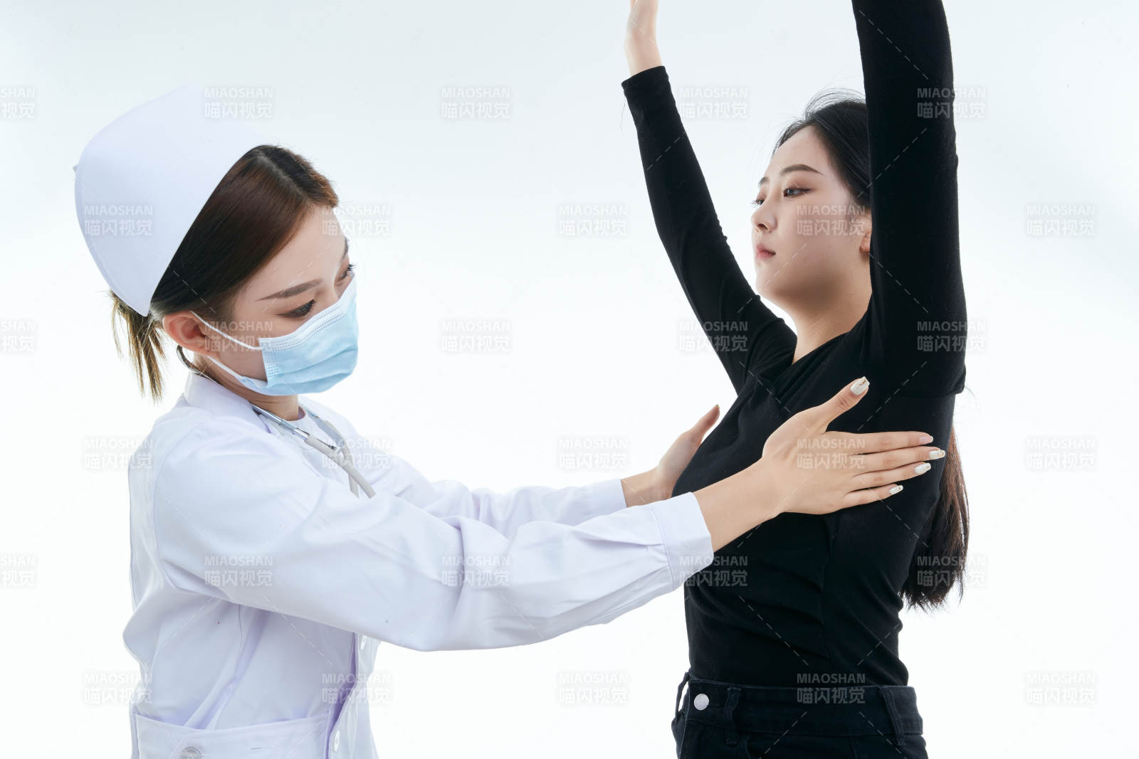 年轻的女性医护人员为患者进行胸部检查图片