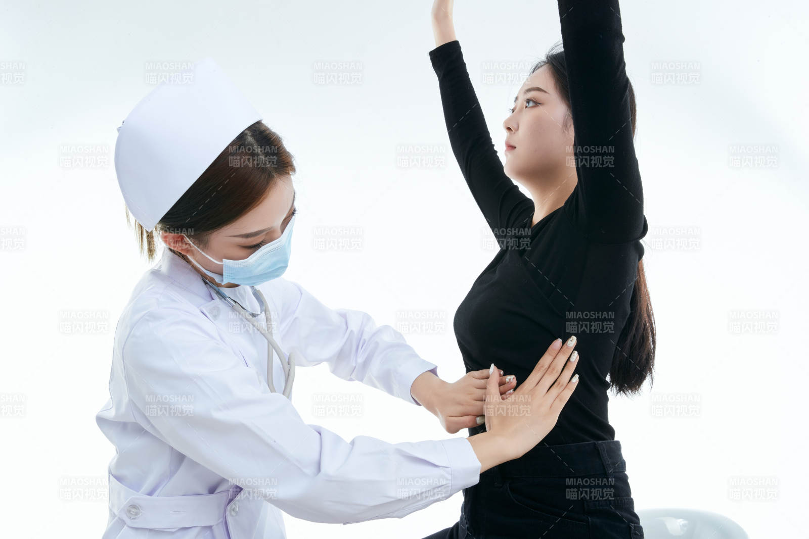 年轻的女性医护人员为患者进行胸部检查图片