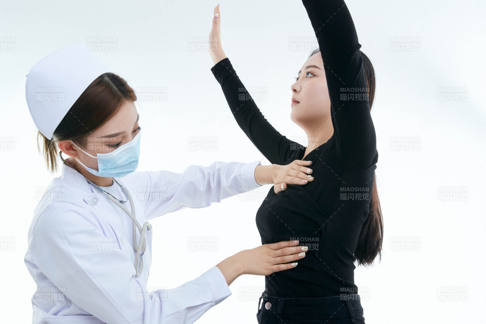 年轻的女性医护人员为患者进行胸部检查图片