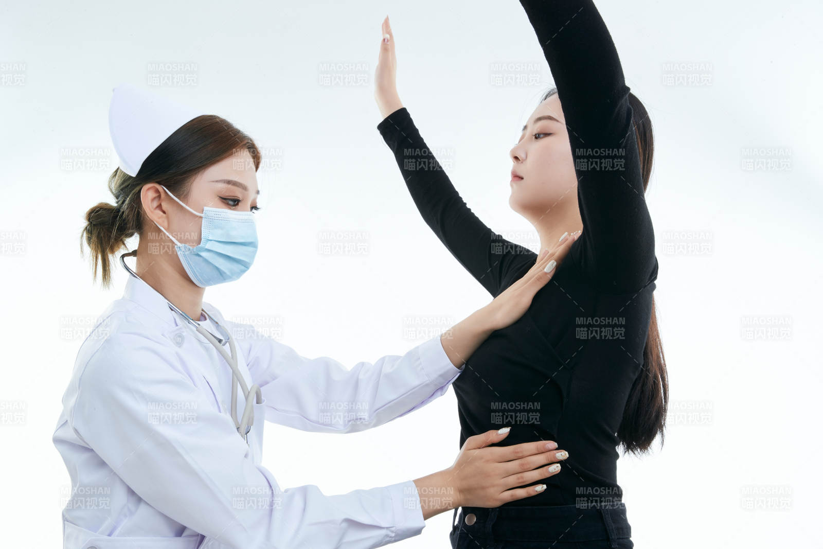 年轻的女性医护人员为患者进行胸部检查图片