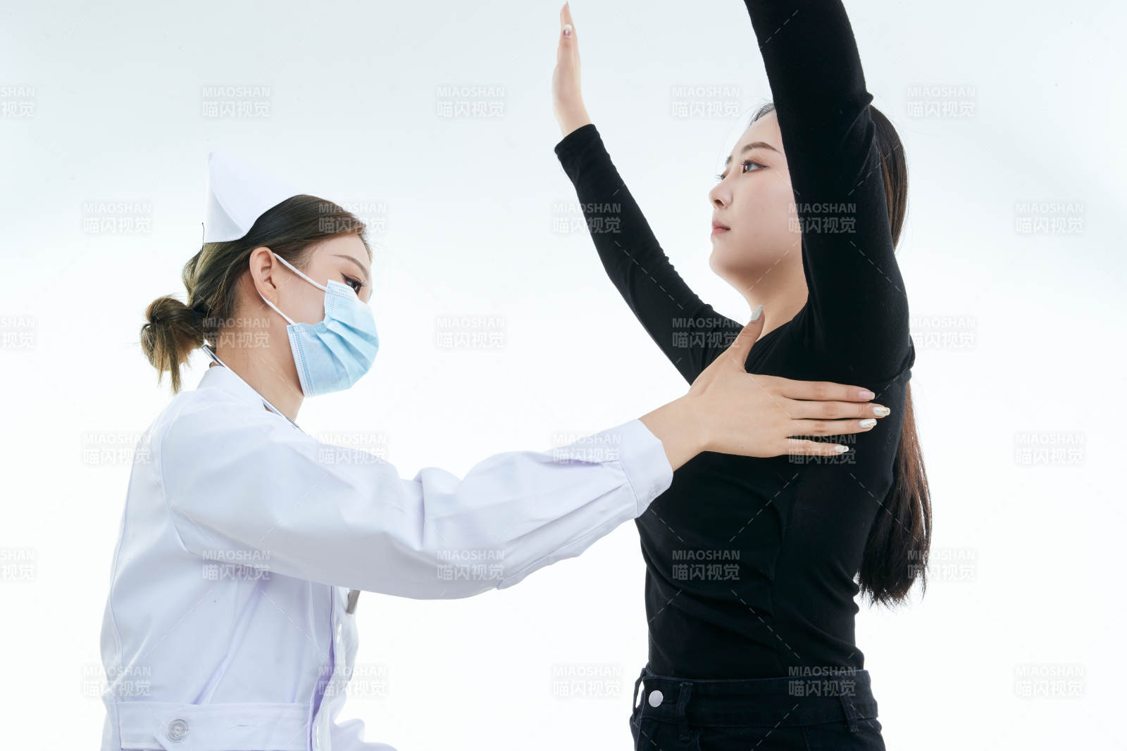 年轻的女性医护人员为患者进行胸部检查图片