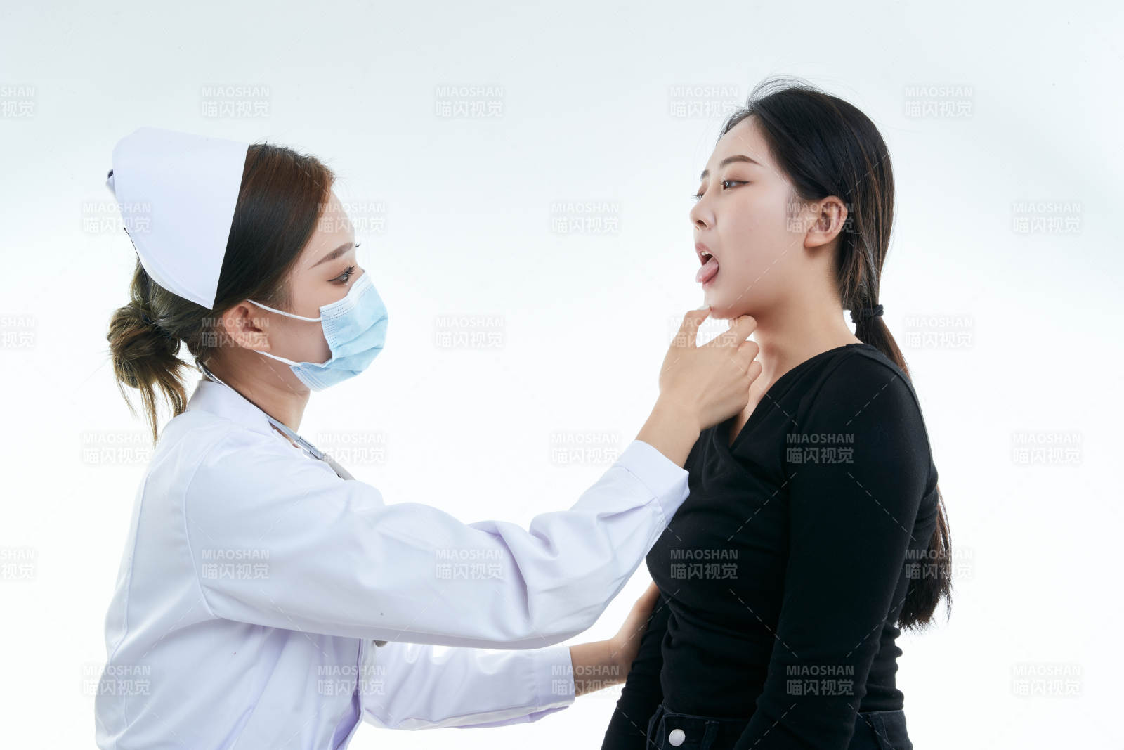 年轻的女性医护人员为患者进行胸部检查图片