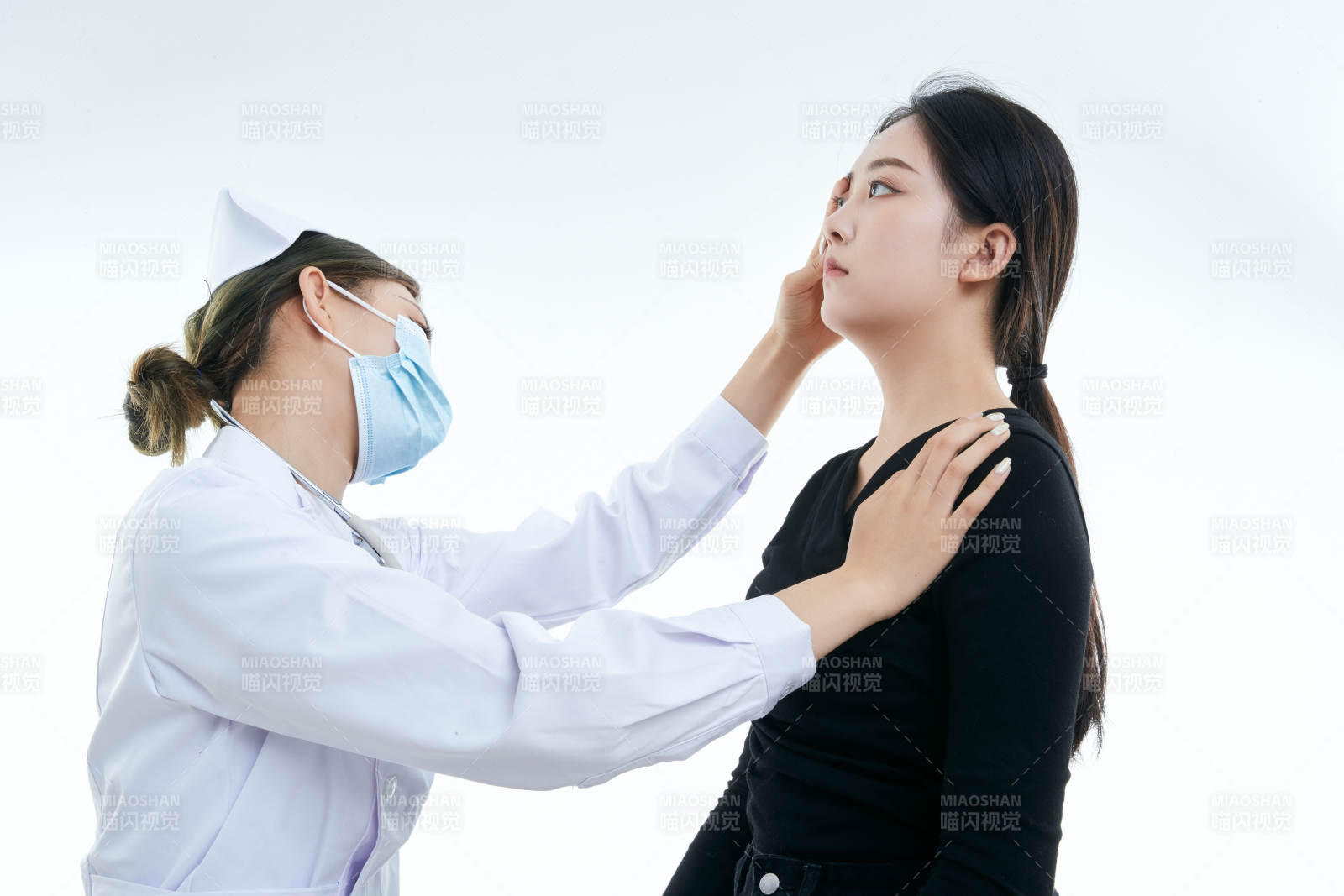 年轻的女性医护人员为患者进行胸部检查图片