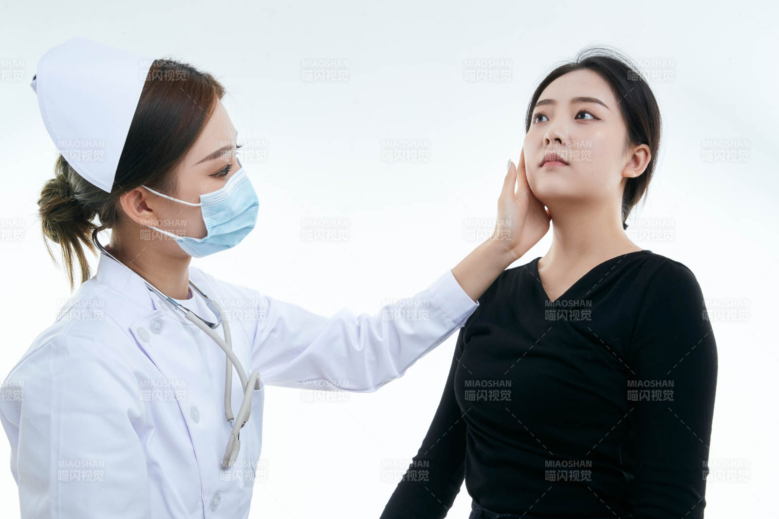 年轻的女性医护人员为患者进行胸部检查图片