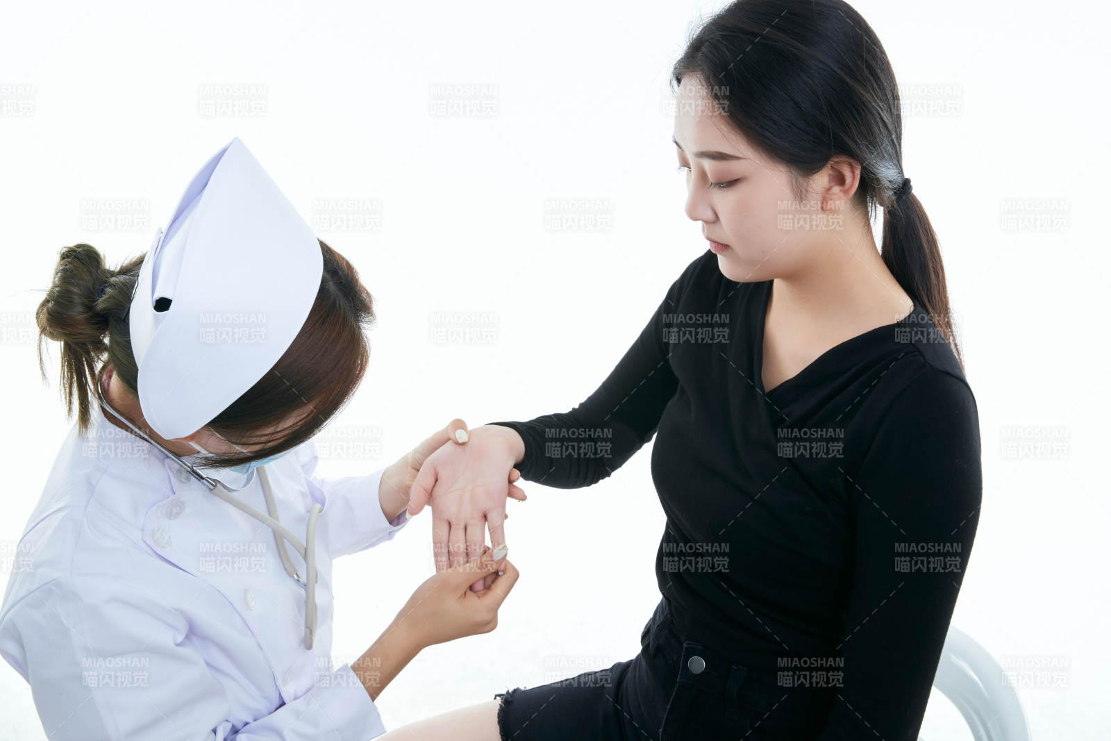 年轻的女性医护人员为患者进行胸部检查图片