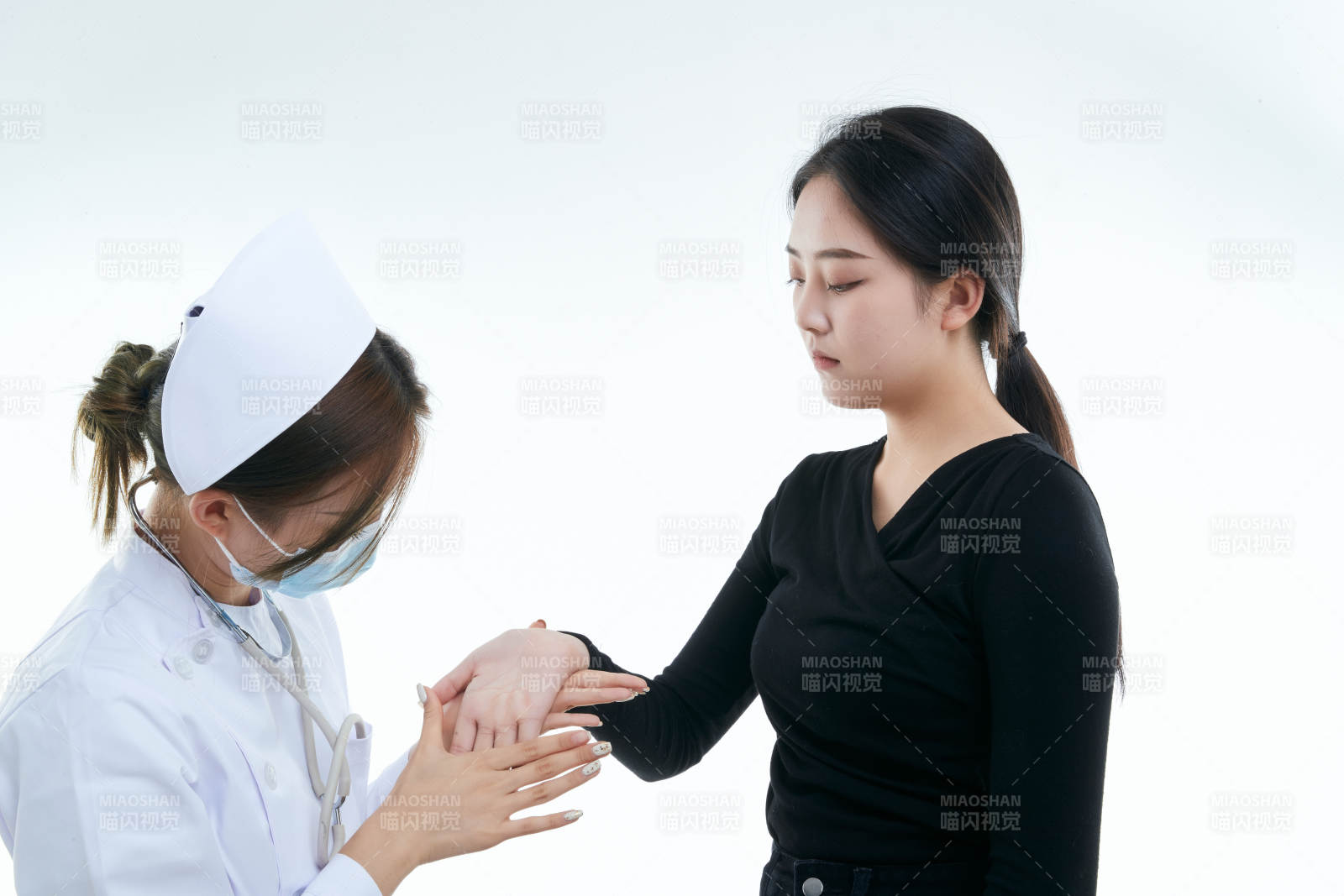 年轻的女性医护人员为患者进行胸部检查图片