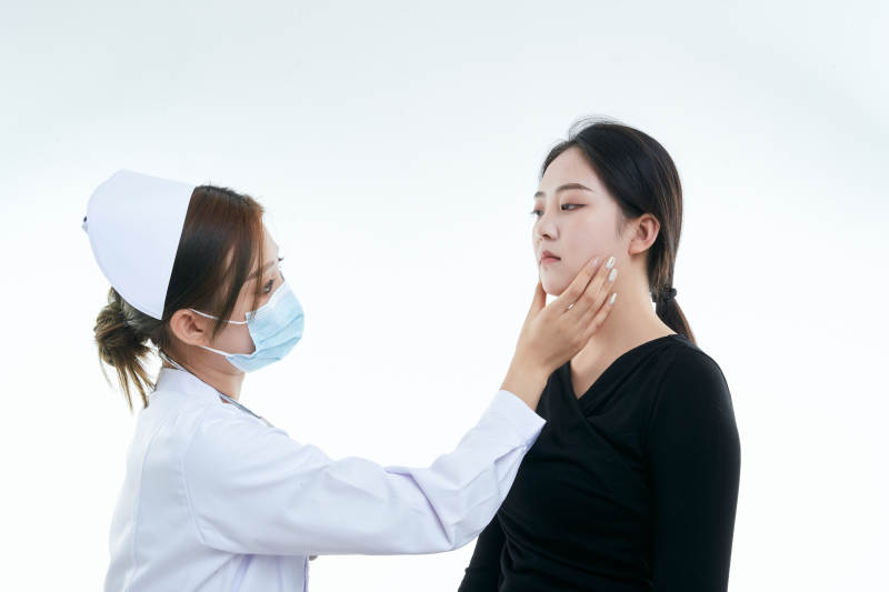 年轻的女性医护人员为患者进行胸部检查图片