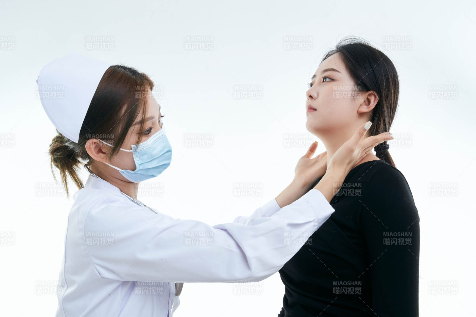 年轻的女性医护人员为患者进行胸部检查图片