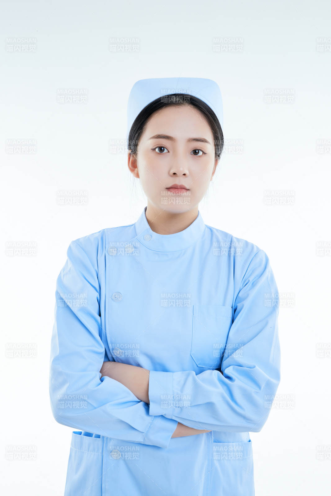 身穿护士的年轻女性医护人员图片