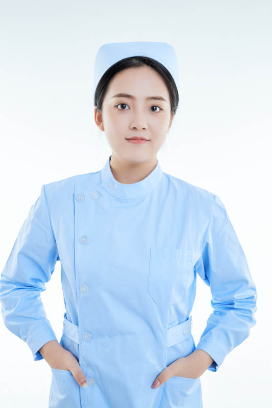 身穿护士的年轻女性医护人员图片