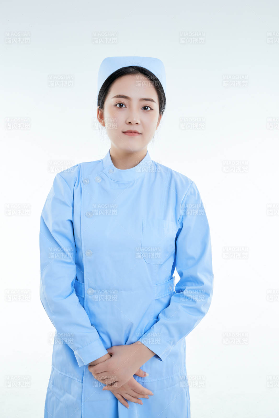 身穿护士的年轻女性医护人员图片