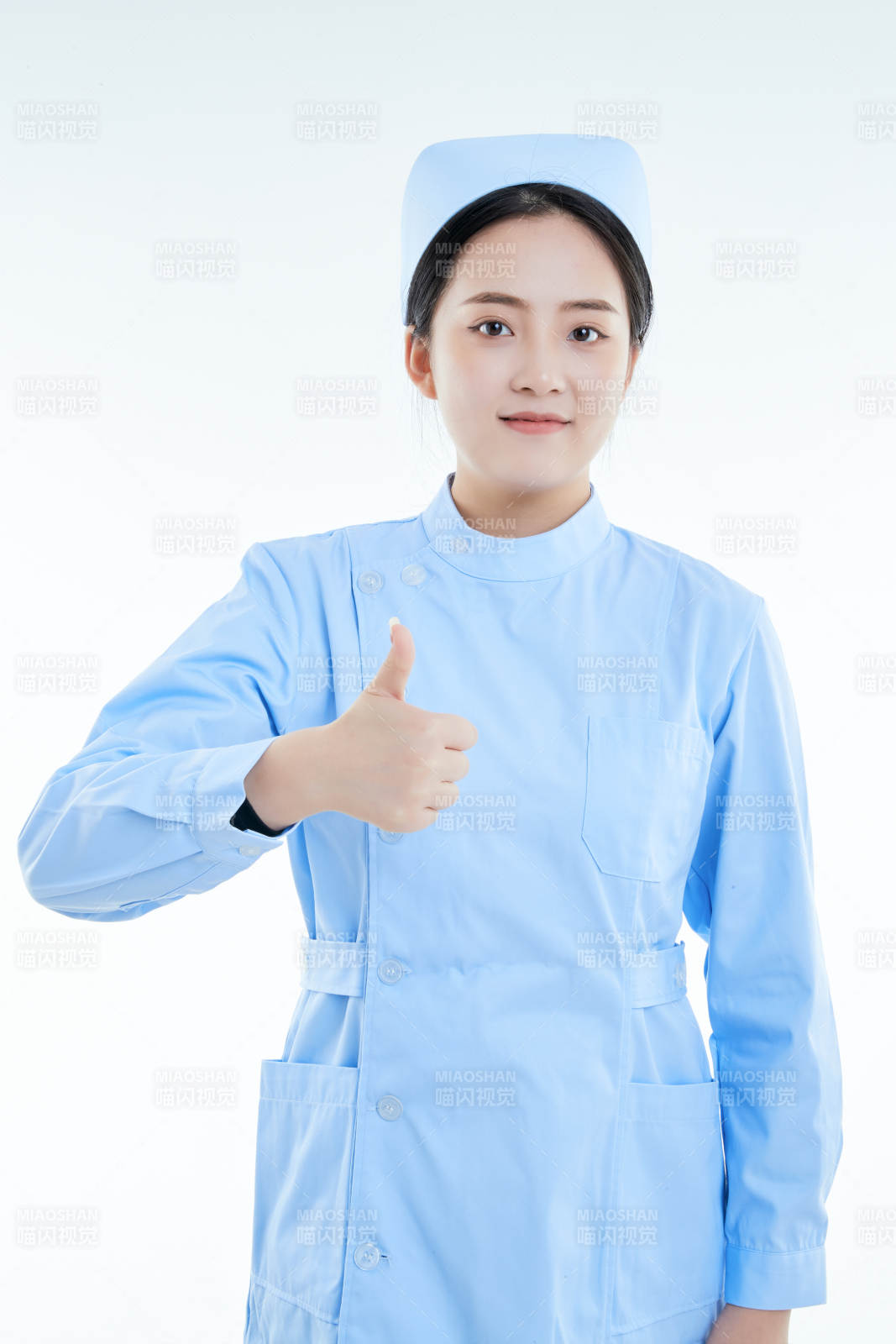 身穿护士的年轻女性医护人员图片