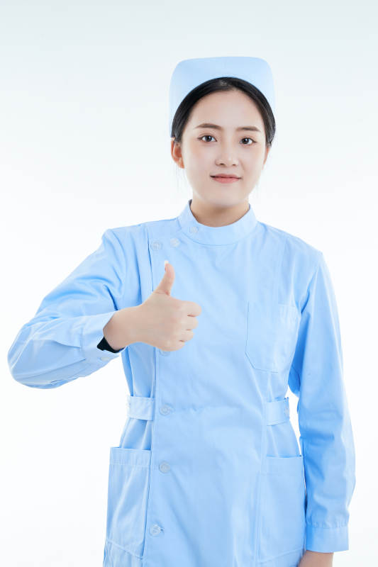 身穿护士的年轻女性医护人员图片