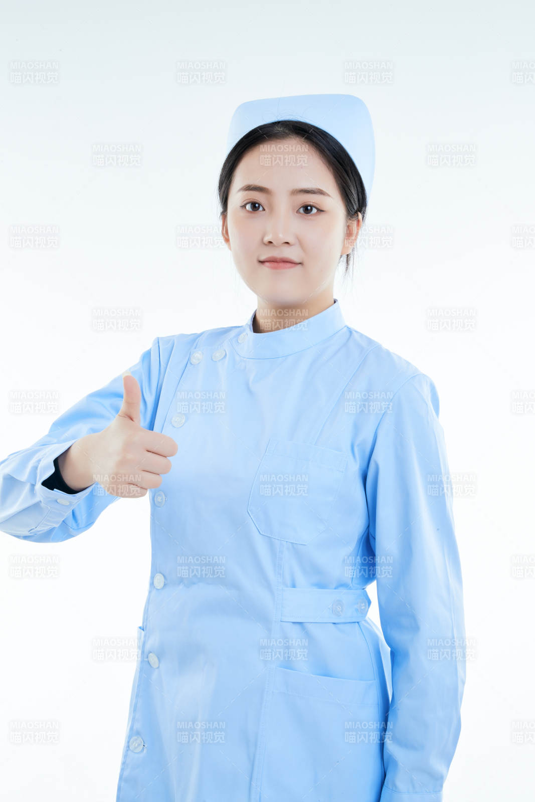 身穿护士的年轻女性医护人员图片