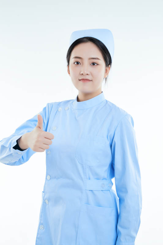 身穿护士的年轻女性医护人员图片