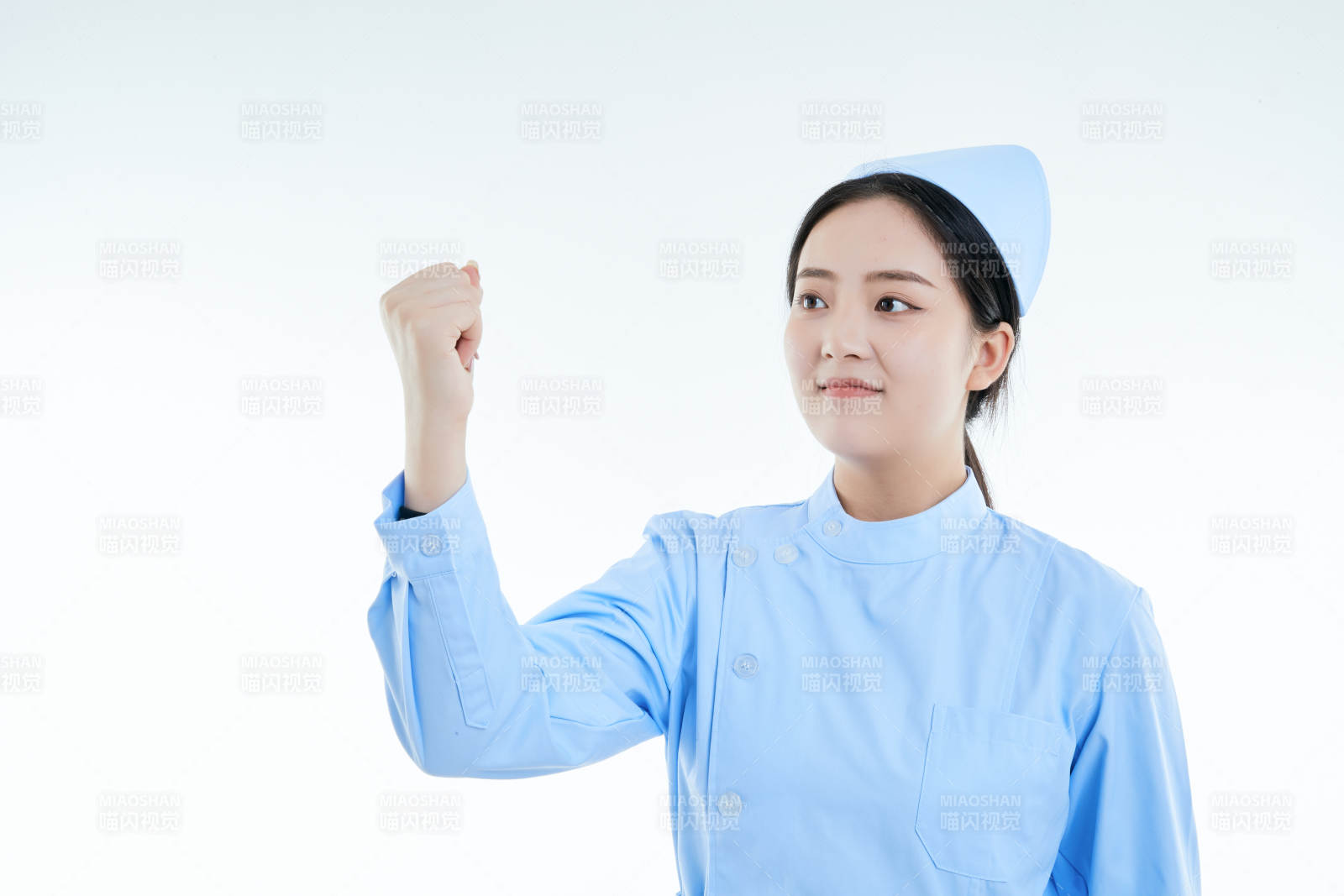 身穿护士的年轻女性医护人员图片