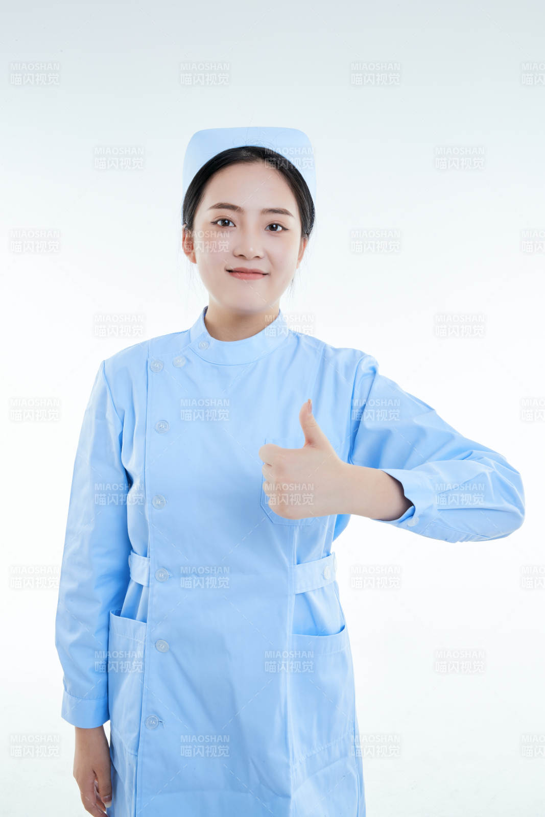 身穿护士的年轻女性医护人员图片