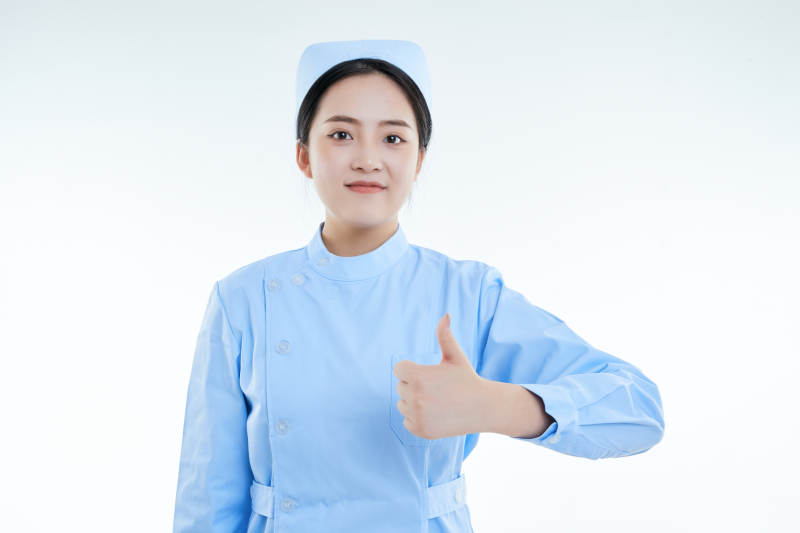 身穿护士的年轻女性医护人员图片