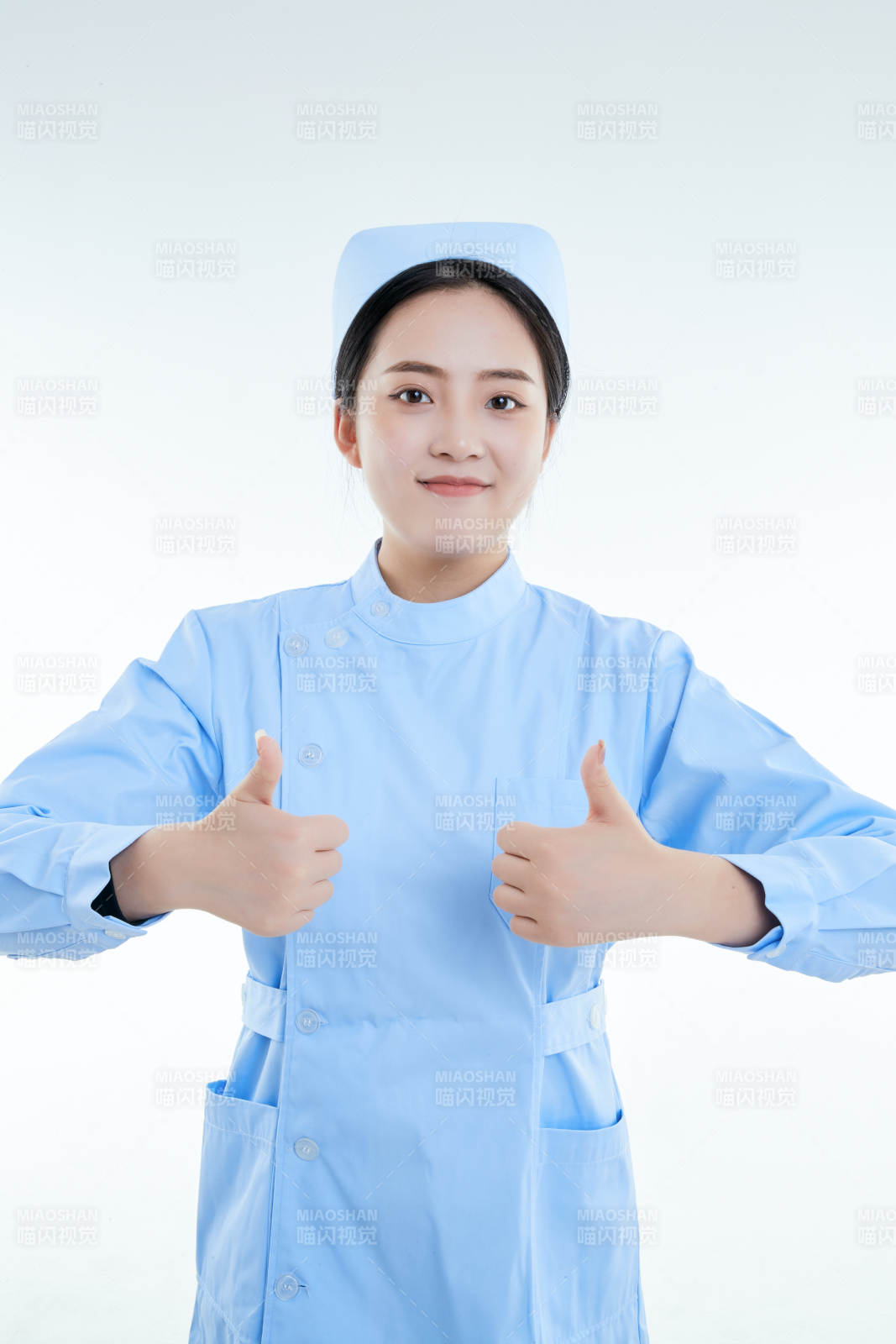 身穿护士的年轻女性医护人员图片