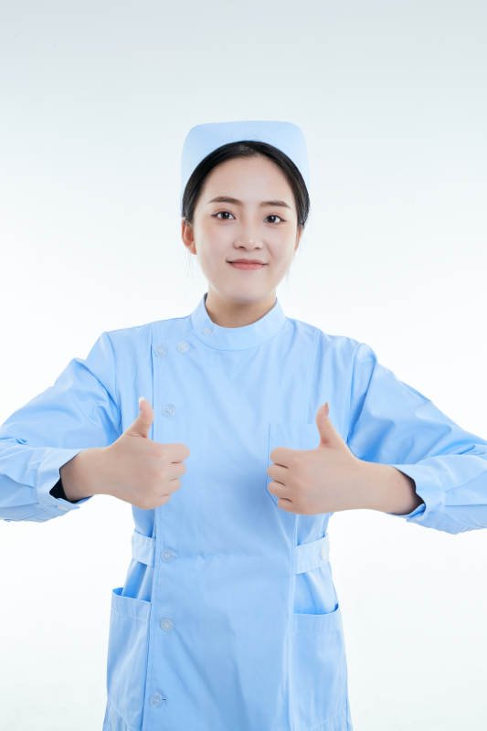 身穿护士的年轻女性医护人员图片