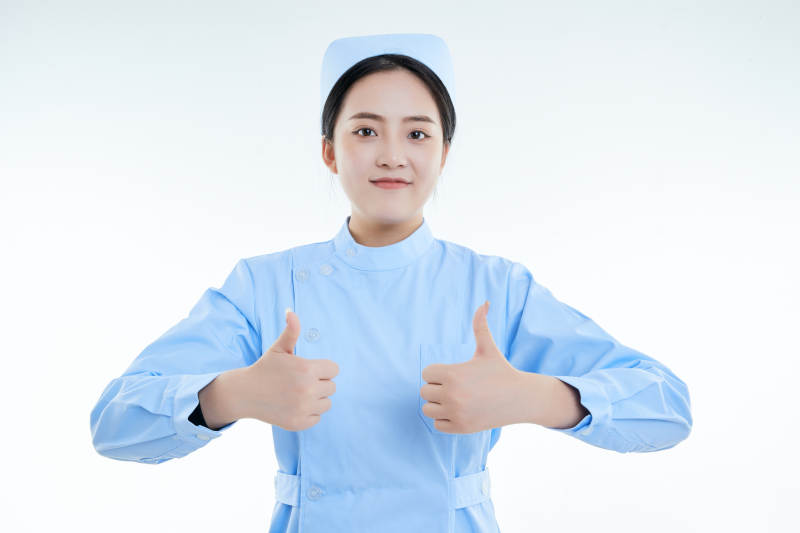 身穿护士的年轻女性医护人员图片