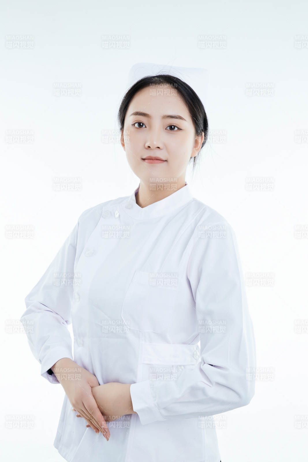 身穿护士的年轻女性医护人员图片