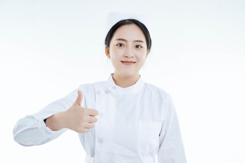 身穿护士的年轻女性医护人员图片